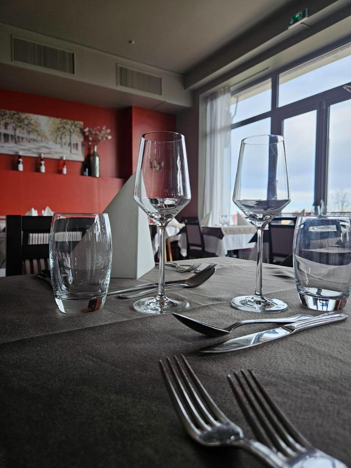 Alexain Hotel Restaurant & Wellness - Colmar Ouest ตรัวส์-เอปีส์ ภายนอก รูปภาพ